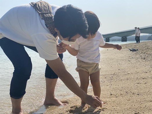 浜辺で息子と遊ぶ筆者