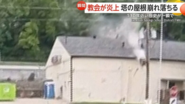 米・ミズーリ州で林を抜けてきた車が建物の屋根に落下する瞬間③