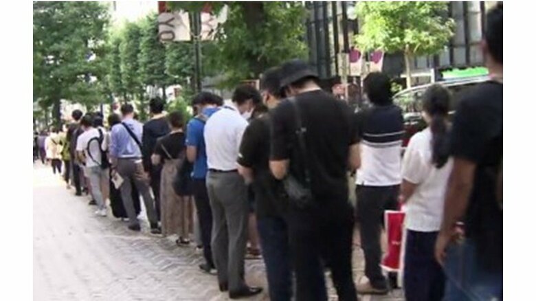 2021年8月　ワクチン接種に並ぶ若者たち　東京・渋谷