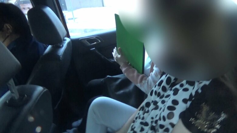 質問には一切答えず、車に乗り込む渡辺容疑者の元妻と、小島容疑者を告訴している女性