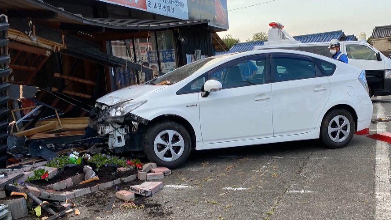 職質から逃走の車突っ込む 突然急発進し飲食店に Fnnプライムオンライン 栃木 真岡市で 警察官の職務質問から逃げ ｄメニューニュース Nttドコモ