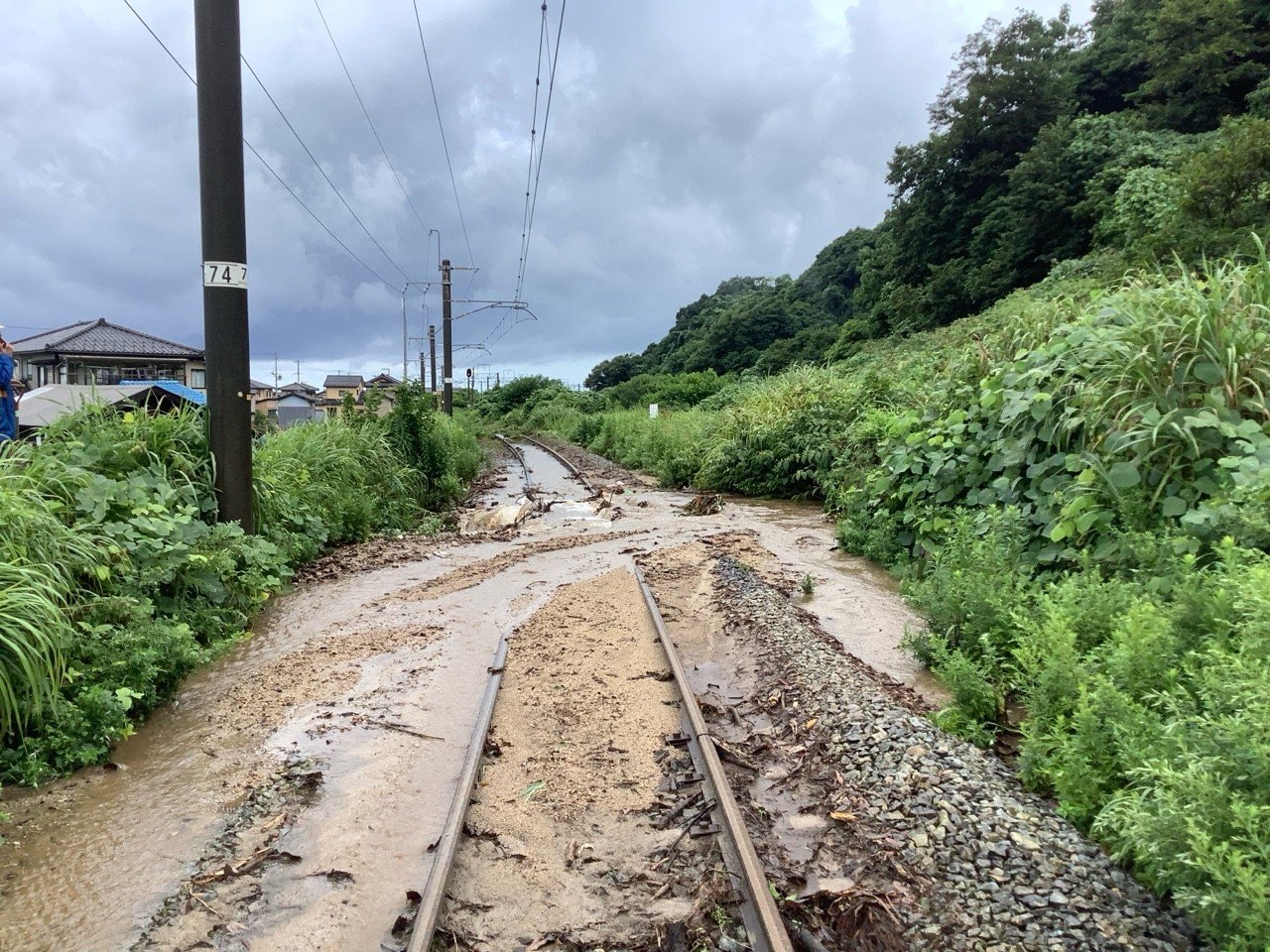 “非常に激しい雨”で線路上に土砂流入…羽越線で一時運転見合わせに　佐渡市の総雨量は400ミリ超　新潟県内9日明け方にかけて土砂災害に注意を