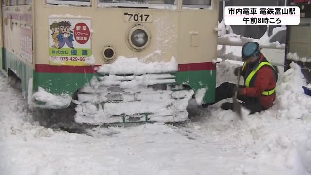市内電車 雪で立ち往生 除雪で運転見合わせも