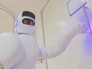 自らドアを開けて異変ないか確認…大学病院で消毒や荷運びするロボットの実証実験「医療従事者の負担減を」