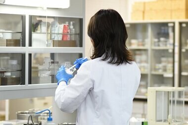 目指したのは、新提案の“敏感肌でも使える*1ピーリング”。約3年の歳月を経て、2022年1月18日発売。