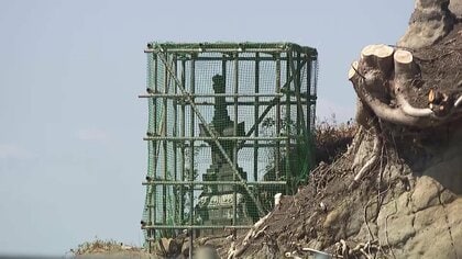 有形文化財「泣塔」“むき出し”　樹木伐採で防護柵設置「たたりがなければ」不安の声　由比ヶ浜では電柱に「景観損なう」　鎌倉市