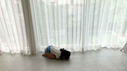 4歳娘「いま見えないでしょ！？」メガネを外した父親にちっちゃくなって試す姿が尊い…「見える」と答えた後の質問攻めもかわいかった