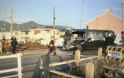 静岡県富士市の踏切で列車と車が衝突　ＪＲ東海道線が一部で運転見合わせ