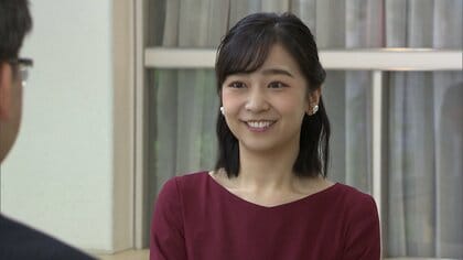 佳子さま、中学生の発表を熱心に聴講　ワインレッドの装いで…ペルーから帰国後最初の公務