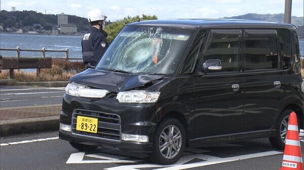 軽自動車ぶつかり女性…