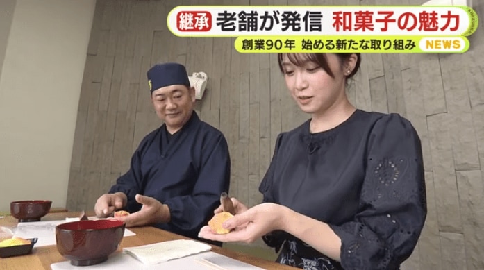 和菓子作り体験をする弦間アナウンサー