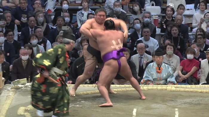 13日目 関脇・若元春を寄り切る