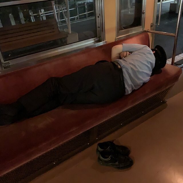 電車内で横になるとこのような感じに(提供:岳南電車株式会社)