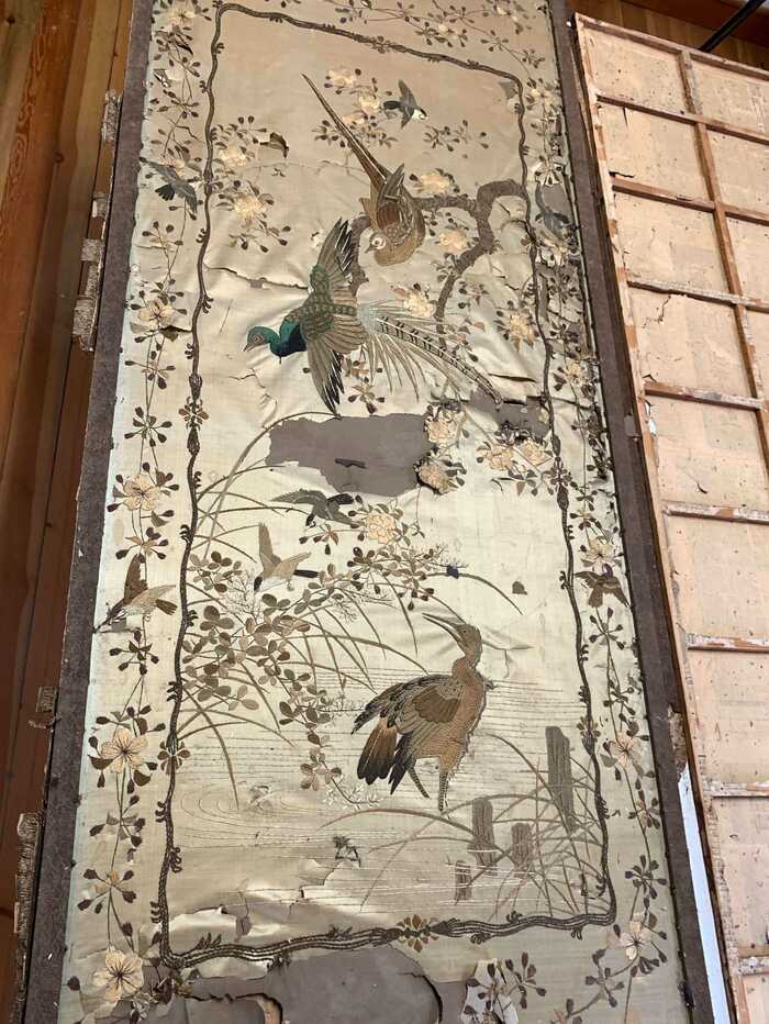 日本刺繍絵画が施された屏風