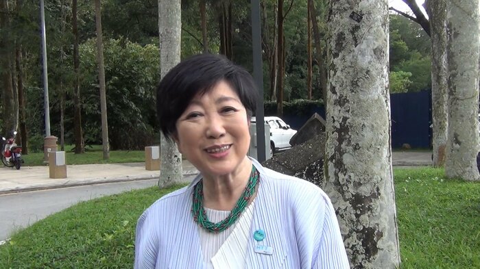 クアラルンプールで取材に応じる小池知事(2日)