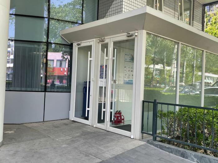 ユナイテッド歯科医院の入り口 看板は出ていない