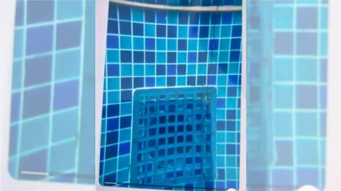 プールの側壁に設置された吸水口（遺族提供）