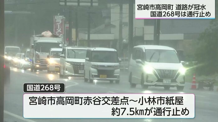 全面通行止めとなった道路でUターンする車