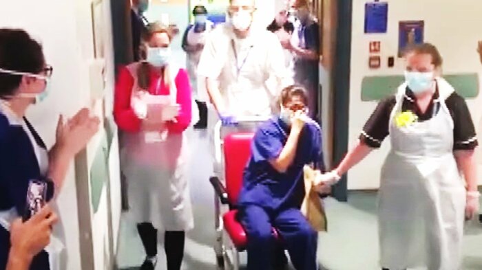 1か月の闘病を経て退院する看護師を祝福する同僚医療従事者(St.Mark's Northwick Hospital)