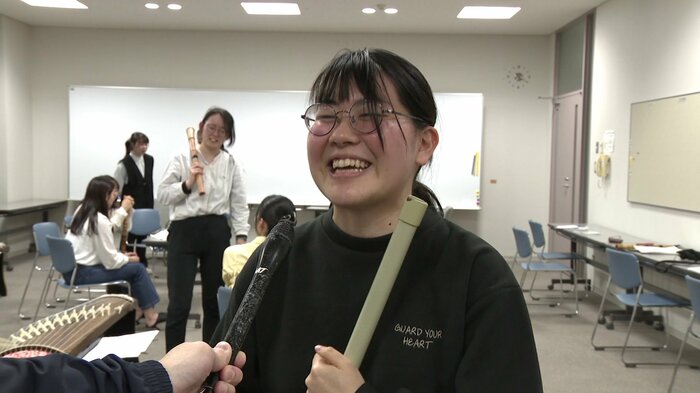 「すごく充実している」と話す尺八担当の宮崎葉奈子さん(2年)
