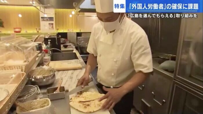 店で働くネパール人スタッフ