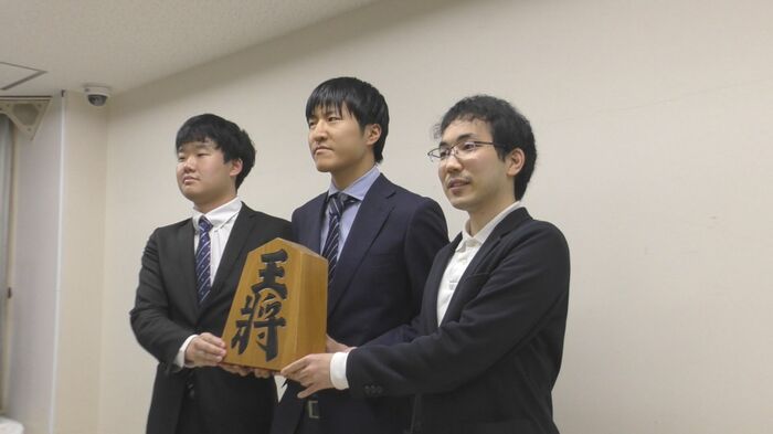 プロ入りを決めた柵木幹太新四段(画像右)