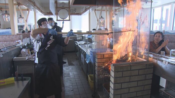 タイを豪快に火であぶる「わら焼きパフォーマンス」
