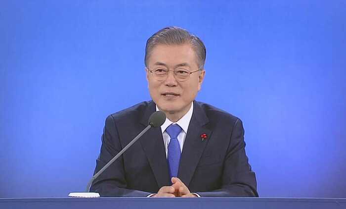 年頭会見で徴用工問題について言及する文大統領
