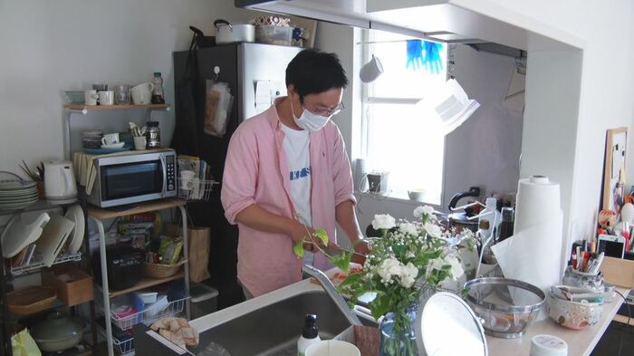 キッチンに立つ小川さん