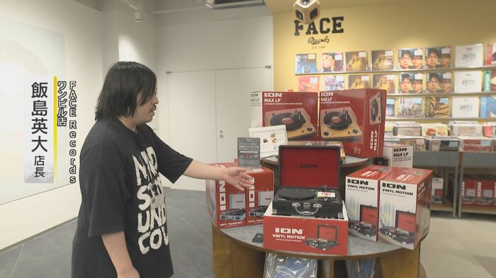 「こちらが人気のプレーヤー」と飯島英大店長