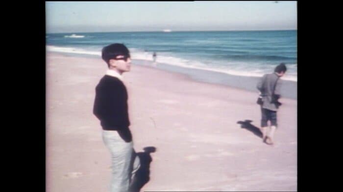 サングラスをかけてオーストラリアのビーチを散策される皇太子さま