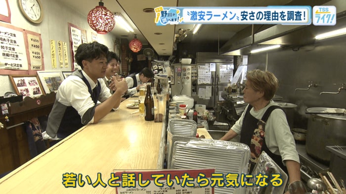 お客さんと話をする杉原さん