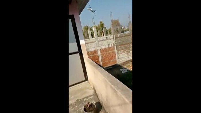 傾いた機体 墜落する直前とみられる(ツイッターより)