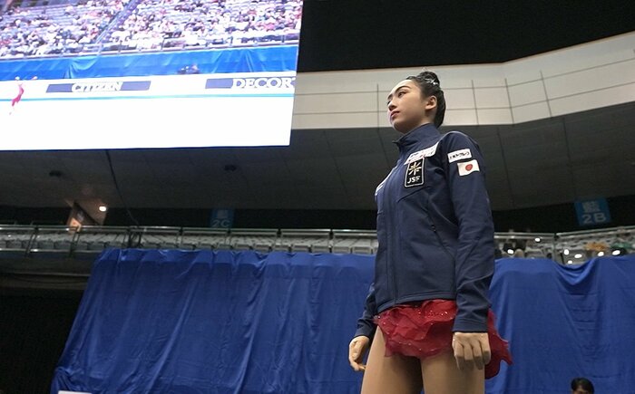 フリー演技前、前の選手の演技を見つめる櫛田