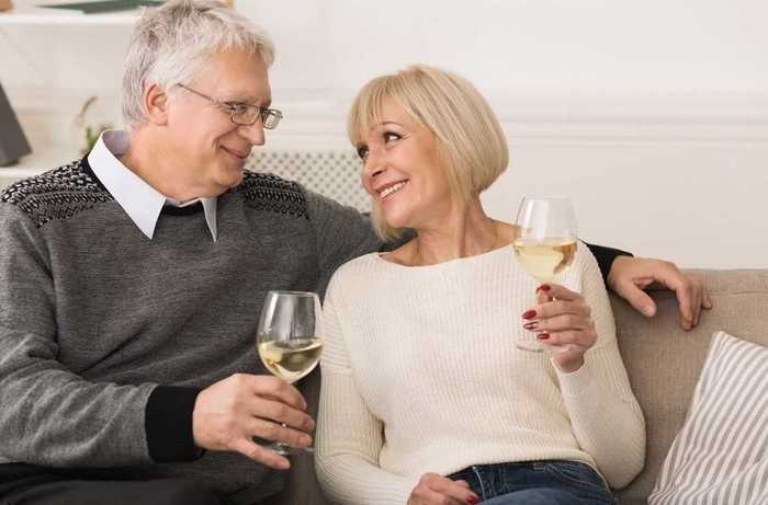 人生の幸福度を調査「47~48歳が最低…最高値に達するのは82歳以上」