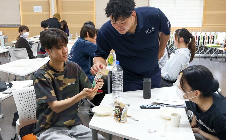 学生の柔軟な発想で「災害食」をアップデート！南九州大学と地元企業が共同で新たな「備蓄おにぎり」開発演習を開始｜FNNプライムオンライン