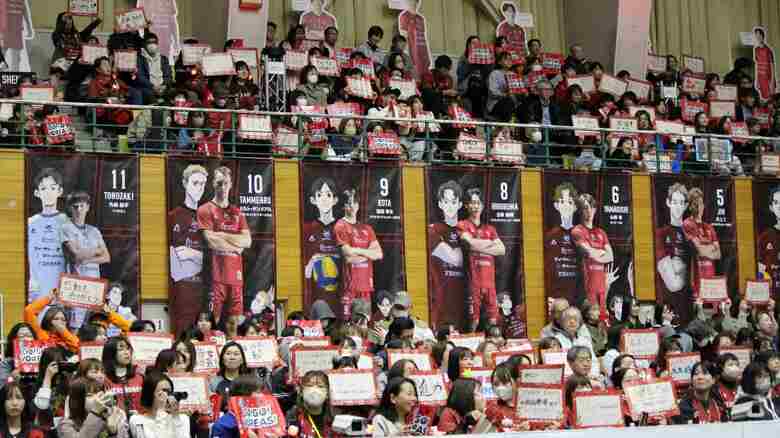 【バレーSVリーグ】ヴォレアス北海道 最終戦セレモニーで「GO！GO！ヴォレアス」大合唱　張育陞らチームを去る選手たちがファンに感謝｜FNNプライムオンライン