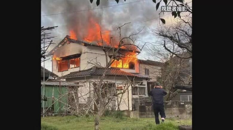 「屋根から火がボウボウ」宇和島で住宅火災　２階部分燃える　住人は高齢女性と娘　原因調べる【愛媛】｜FNNプライムオンライン