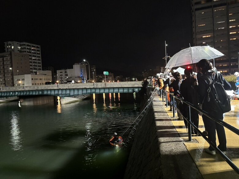 【速報】車同士の事故で１台が川に転落か　成人女性１人が心肺停止　広島市中区｜FNNプライムオンライン