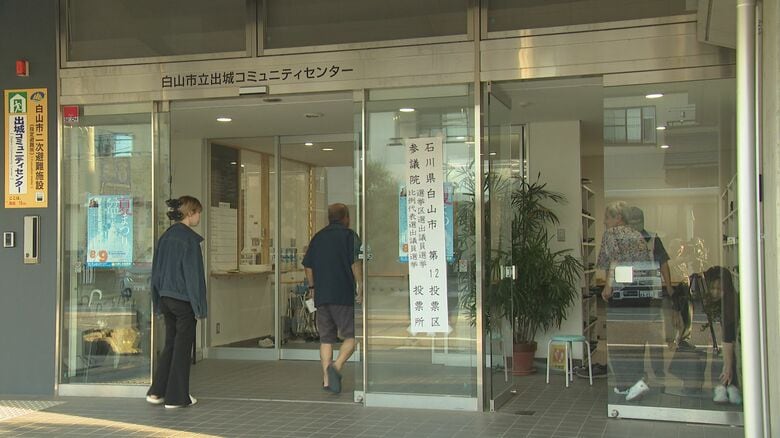 参院選の投票所で発煙し有権者等が一時避難…投票箱を一時、投票所から持ち出す事態にも 原因は水銀灯に付着したほこりか？石川県白山市の投票所で発生、投票所が35分間閉鎖し滞留した有権者が帰る事態に選管が謝罪｜FNNプライムオンライン
