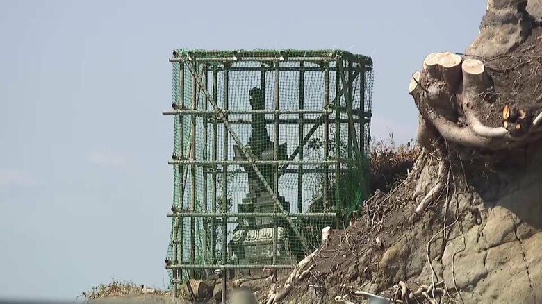 有形文化財「泣塔」“むき出し”　樹木伐採で防護柵設置「たたりがなければ」不安の声　由比ヶ浜では電柱に「景観損なう」　鎌倉市｜FNNプライムオンライン