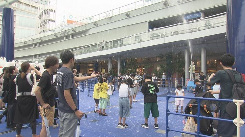 溶けにくい氷で雪降らせる…名古屋・栄のオアシス21で『アクアサマーフェス』氷の板でできた高さ約8mの滑り台も｜FNNプライムオンライン