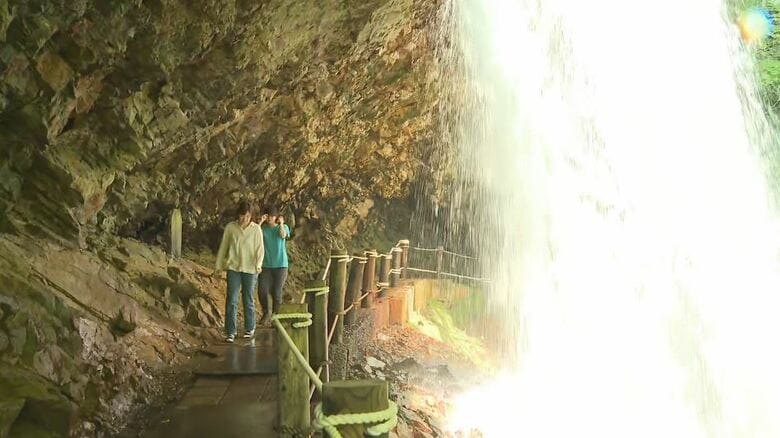 涼を求め　「かき氷」の注文が急増　「滝」に多くの客｜FNNプライムオンライン