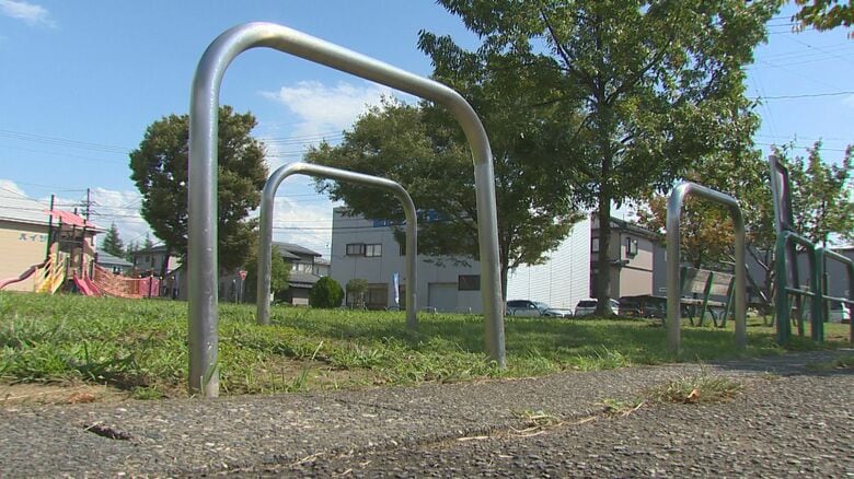 “金属”盗難相次ぐ中…公園に設置された“ステンレス製の車止め”盗まれる グレーチング窃盗容疑で逮捕の男は「業者に売り払った」新潟・上越市｜FNNプライムオンライン