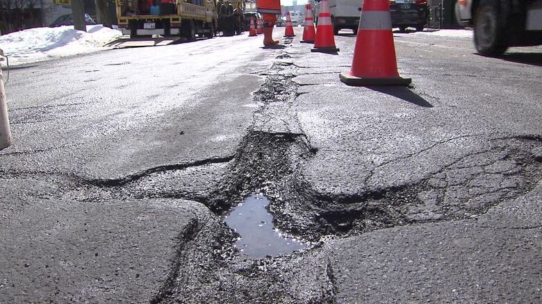 なぜ春は道路穴だらけ？穴の数は去年の約1.4倍！今年が特に穴が多い理由は『少雪と暖冬』だから―路面が出ている期間が長く＿雪解け水が凍ったり解けたりを繰り返すと穴に！＜北海道・札幌市＞｜FNNプライムオンライン