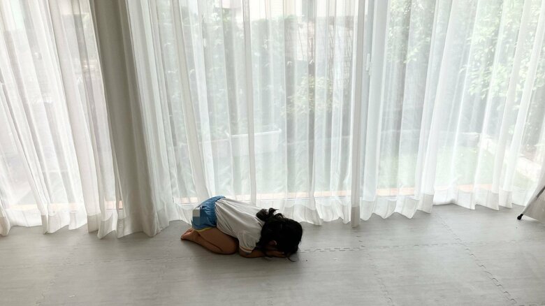 4歳娘「いま見えないでしょ！？」メガネを外した父親にちっちゃくなって試す姿が尊い…「見える」と答えた後の質問攻めもかわいかった｜FNNプライムオンライン