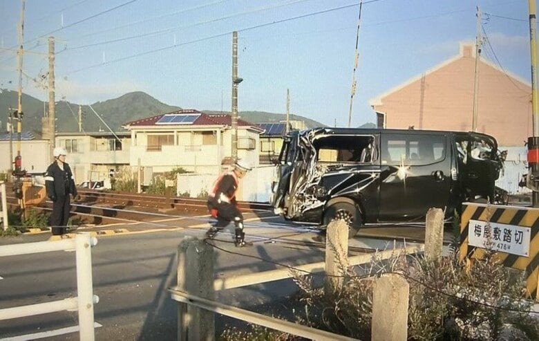 静岡県富士市の踏切で列車と車が衝突　ＪＲ東海道線が一部で運転見合わせ｜FNNプライムオンライン