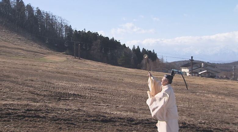 「雪よ、降れー」　ゲレンデに池の水をまいて降雪を祈る　戸隠スキー場で「雪乞祭」　寒波に期待し降雪機も稼働させオープン目指す｜FNNプライムオンライン