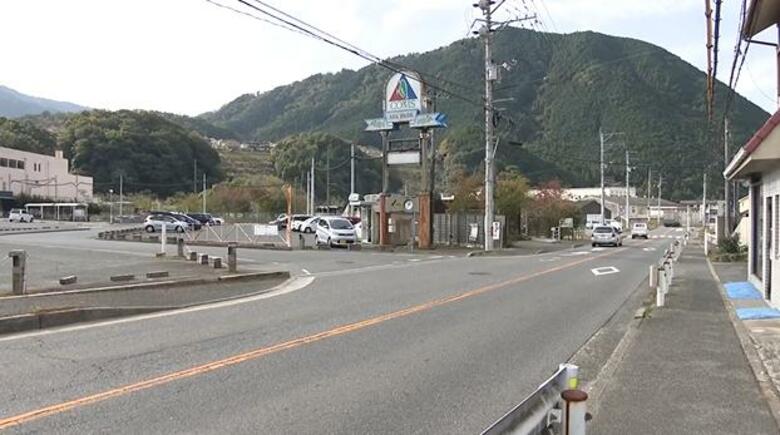 道路を横断していた７９歳男性　車にはねられ死亡　見通しのよい直線道路　原因調べる　広島市安佐北区｜FNNプライムオンライン