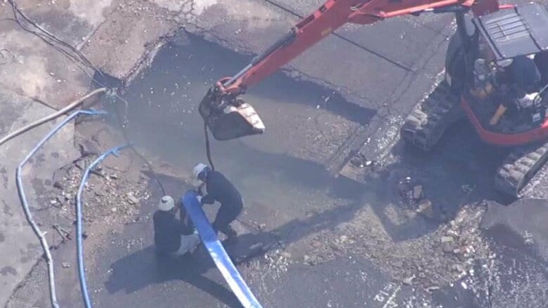 京都市で大量の水が漏れだし国道一号が冠水　警察は車線規制中｜FNNプライムオンライン